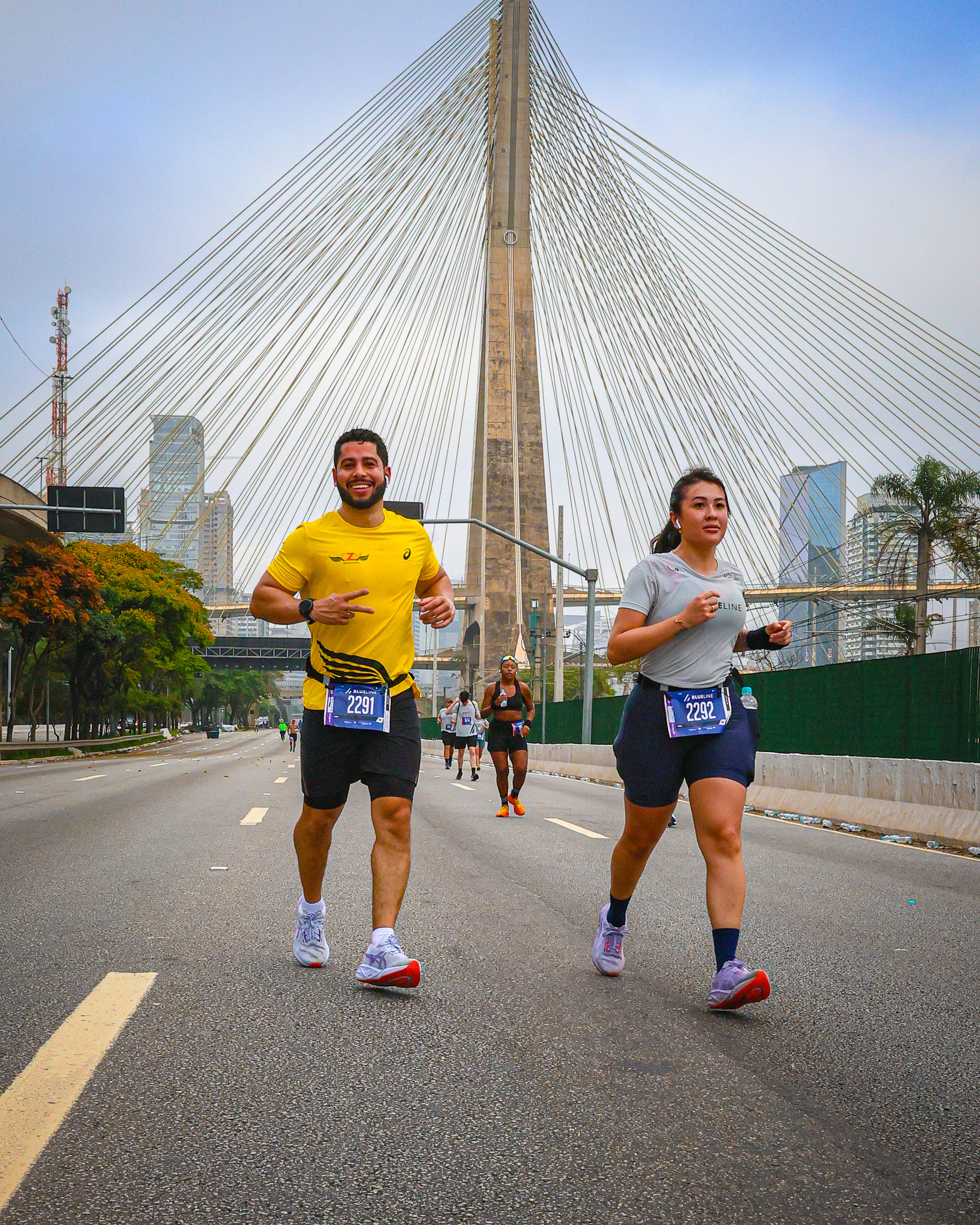 Corredores na Ponte Estaiada, em São Paulo